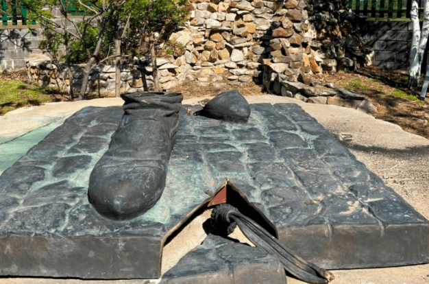 A pedestal with a cut-off boot remains in place of a bronze sculpture in the Cossack village of Yelanskaya. A screenshot from the Vladimir Melikhov’s Telegram channel dated May 10, 2025, https://t.me/melihov_elan_kazak/279?single.