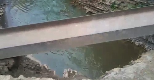The collapsed bridge in the village of Kunki: Screenshot of the video made by the "Caucasian Knot" correspondent.