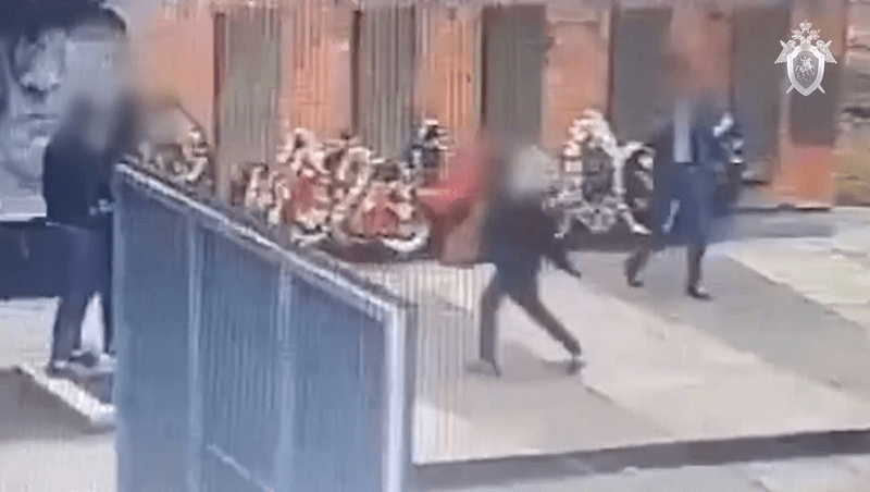 Young people near the symbol of military glory in the village of Grushevskoye. December 2023. Photo: SCR ICS in SK
