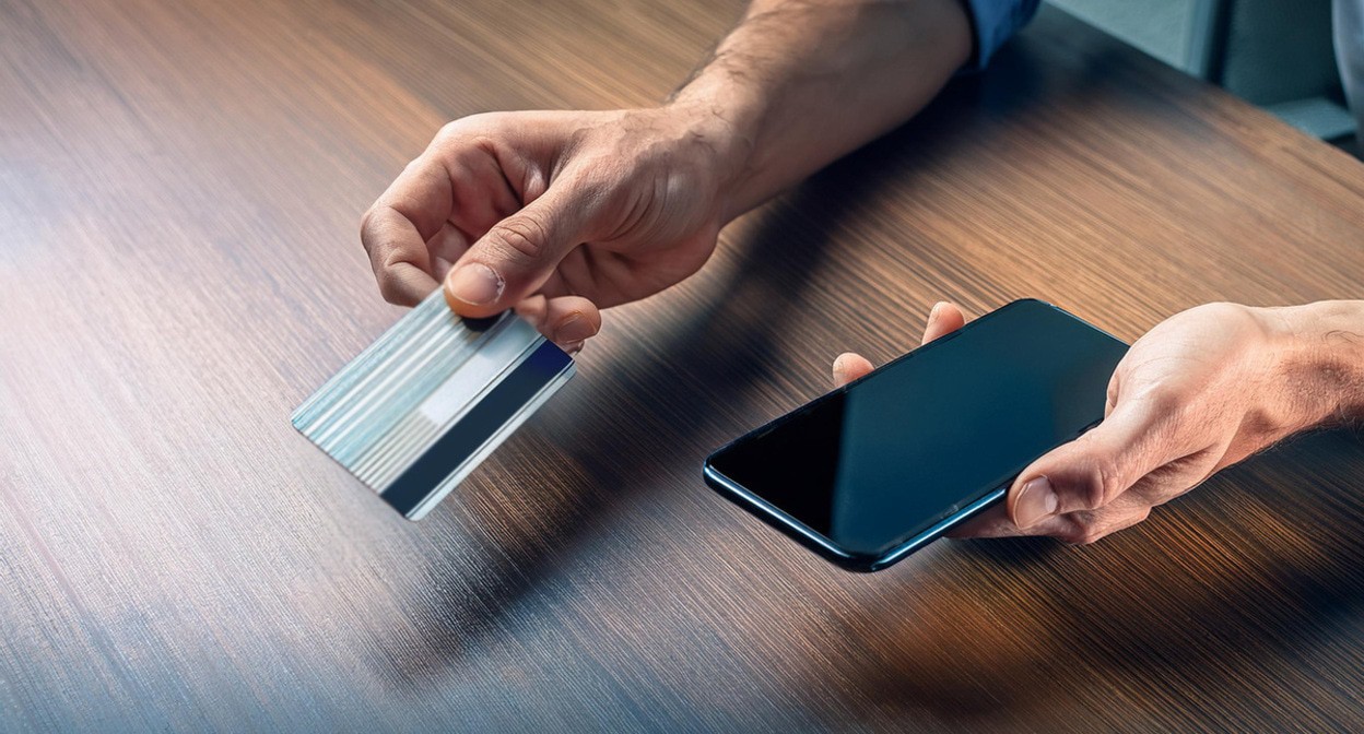 A man is transferring money. Illustration created by Caucasian Knot with the help of AI in the Copilot software.
