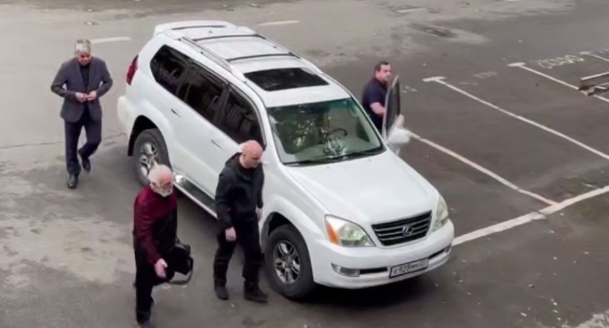 Arrest of Adgur Kharaziya. A screenshot from the video by the “D News Abkhazia” Telegram channel https://t.me/DNAbkhazia/10162.