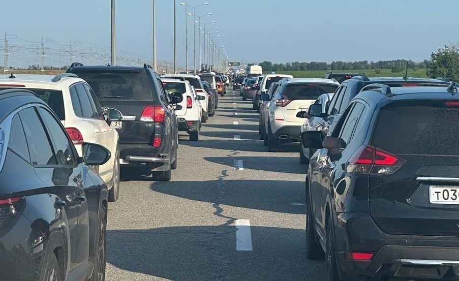 Traffic jam at the Crimean Bridge. Screenshot of a publication in the telegram chat "Crimean Bridge Chat" https://t.me/KrymskiiMost/307565