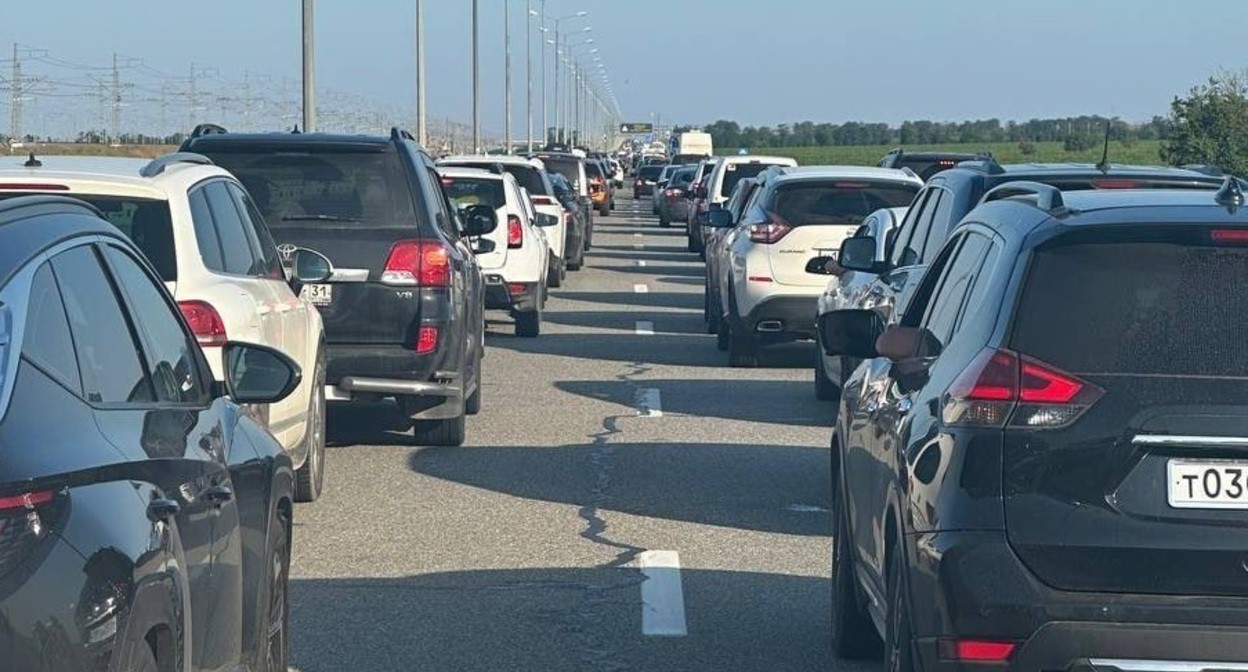 Traffic jam at the Crimean Bridge. Screenshot of a publication in the telegram chat "Crimean Bridge Chat" https://t.me/KrymskiiMost/307565