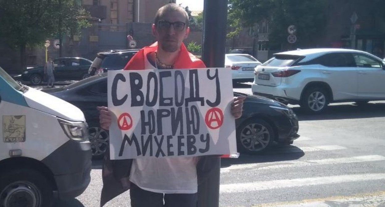 Alexander Sherchenkov at a picket in Yerevan. Photo: RusNews https://t.me/rusnews/72118