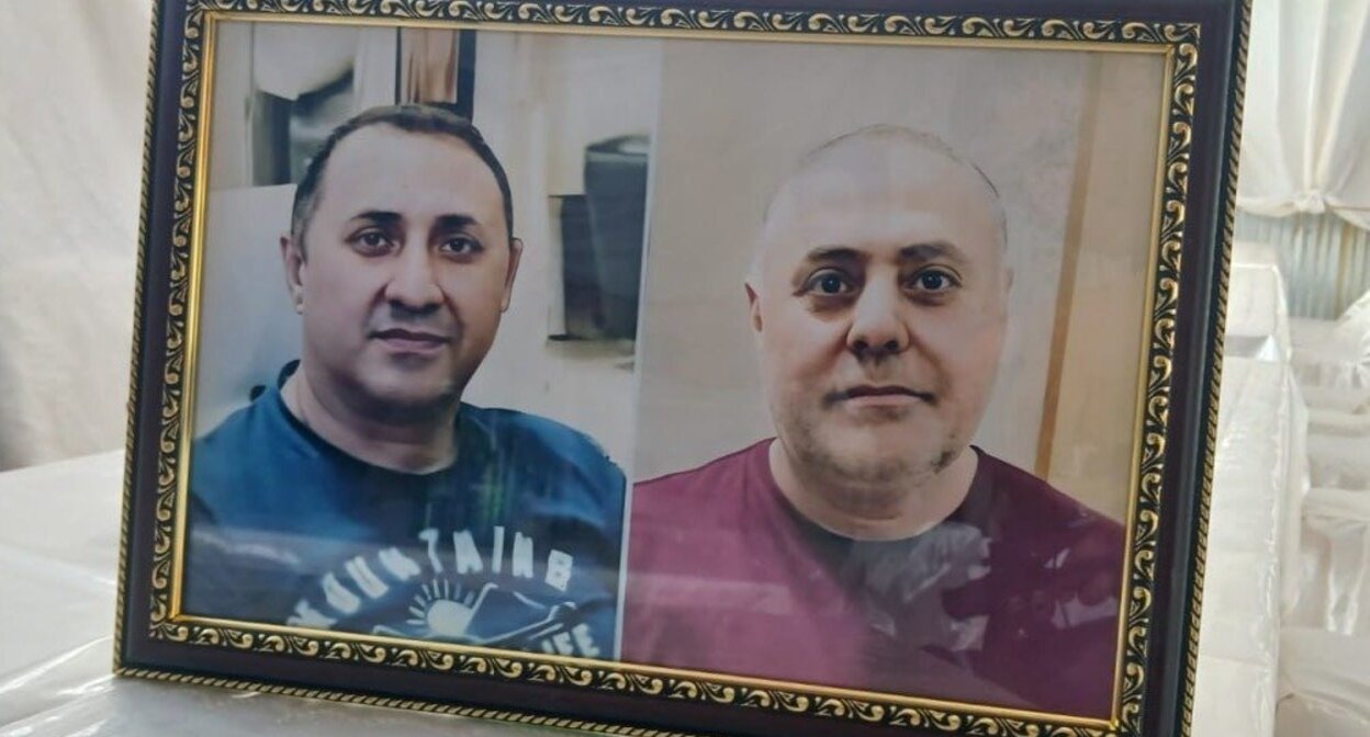 Portraits of Guseyn and Ziyaddin Safarov. Photo: https://oxu.az/ru/obshestvo/tela-bratev-safarovyh-ubityh-omonovcami-v-rossii-dostavleny-v-agdzhabedinskij-rajon