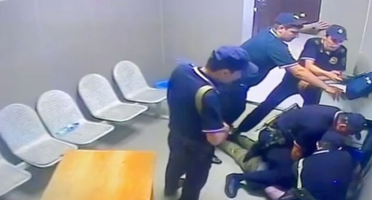 Still from a video of the beating of Akhmed Dzhabrailov at a police station in Makhachkala. Screenshot of the video/Telegram channel "Shamil Khadulaev"
