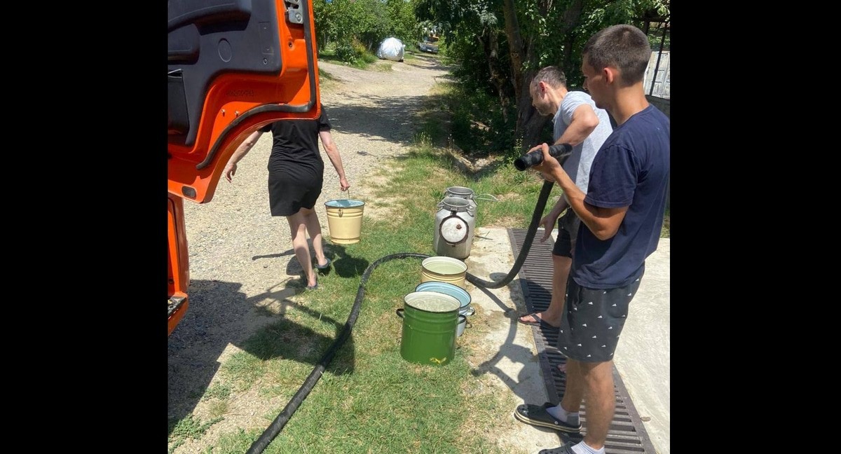 Distribution of imported water to residents of Goryachy Klyuch. Photo by the city administration https://t.me/adm_gorkluch/38785