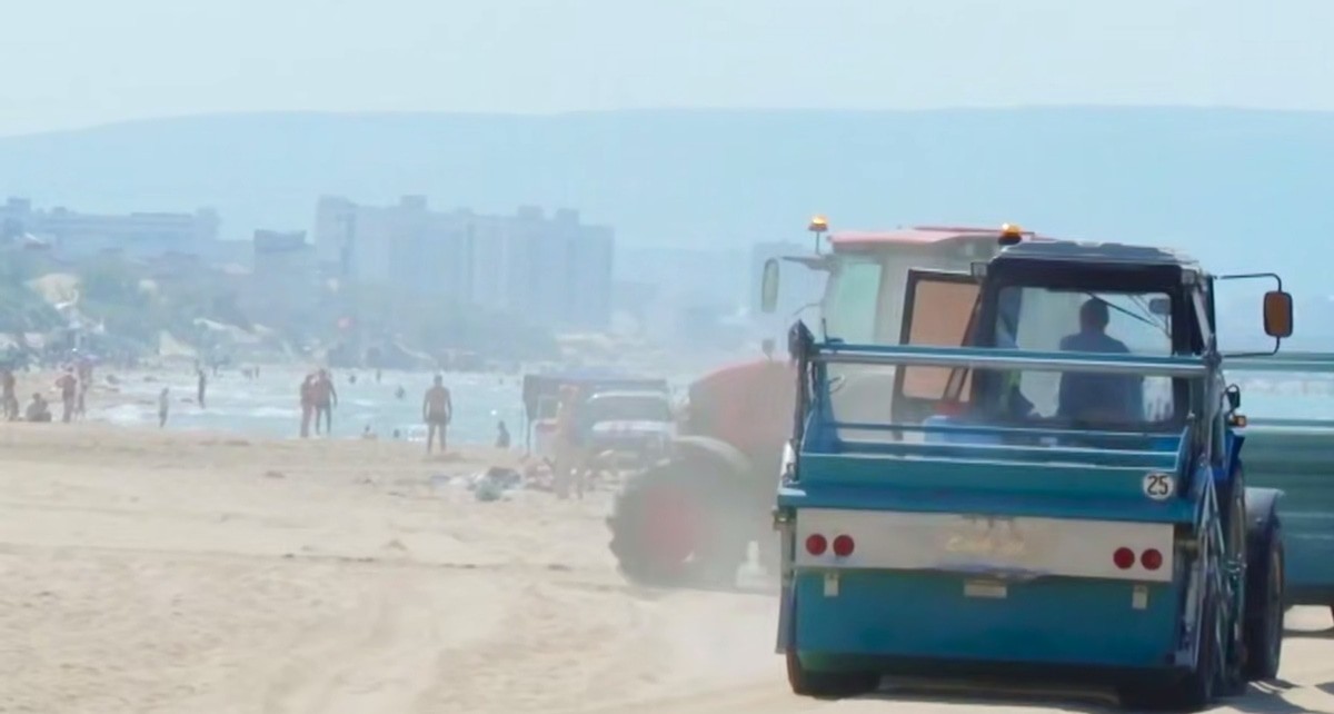 Vacationers and special equipment on the beach of Anapa. Still from the video of the Kuban operational headquarters https://t.me/opershtab23/13753?single