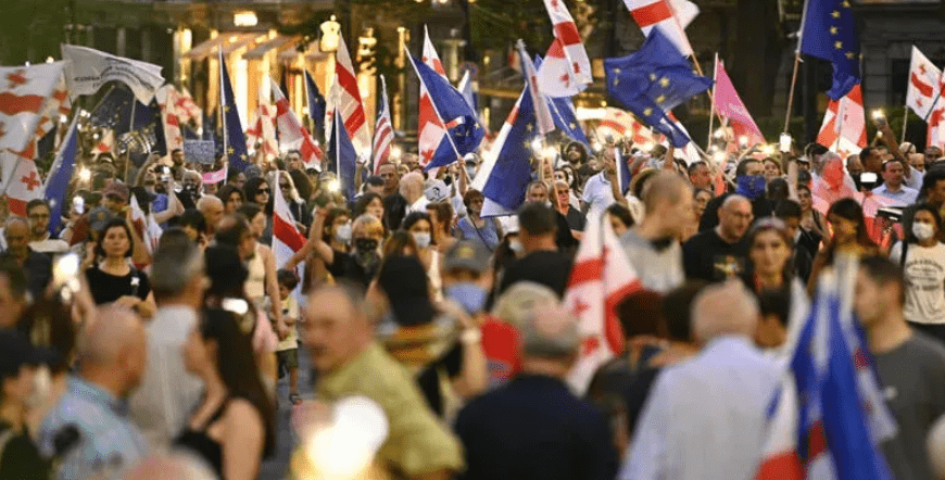 The marchers called for a boycott of the local elections. Screenshot of the photo "Interpressnews" from 19.07.25, https://www.interpressnews.ge/ru/article/169765-protestnoe-shestvie-net-rossiiskim-vyboram-prishlo-k-parlamentu-prospekt-rustaveli-perekryt
