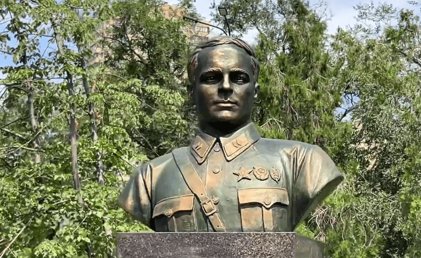 Bust of Alexander Voronin. Still frame from the video from the Volgograd administration Telegram channel from 17.07.25, https://t.me/volgadmin/9081.