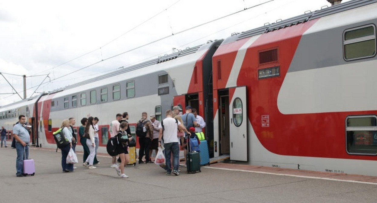 Passengers board the train. Photo: Russian Railways https://t.me/telerzd/