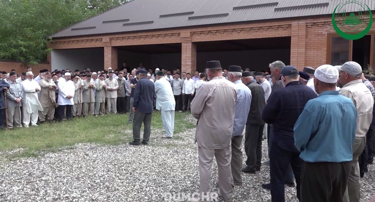 Reconciliation of blood feuding families. Starye Atagi, July 27, 2025. Still from the video of the Spiritual Directorate of Muslims of Chechnya https://t.me/dumchr/6680