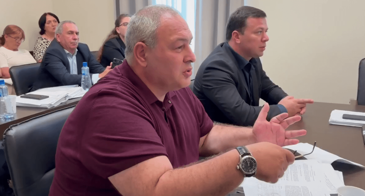 Kan Kvarchia in the Parliament of Abkhazia. Still frame from the video of "Nuzhnaya Gazeta" from 30.07.25, https://t.me/nujnaiagazeta/15312

