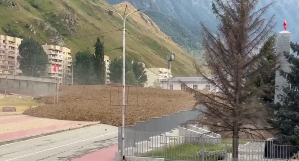 Mudflow in Tyrnyauz. July 31, 2025. Video still from the Kabardino-Balkarian Ministry of Emergency Situations https://t.me/mchskbr/7929