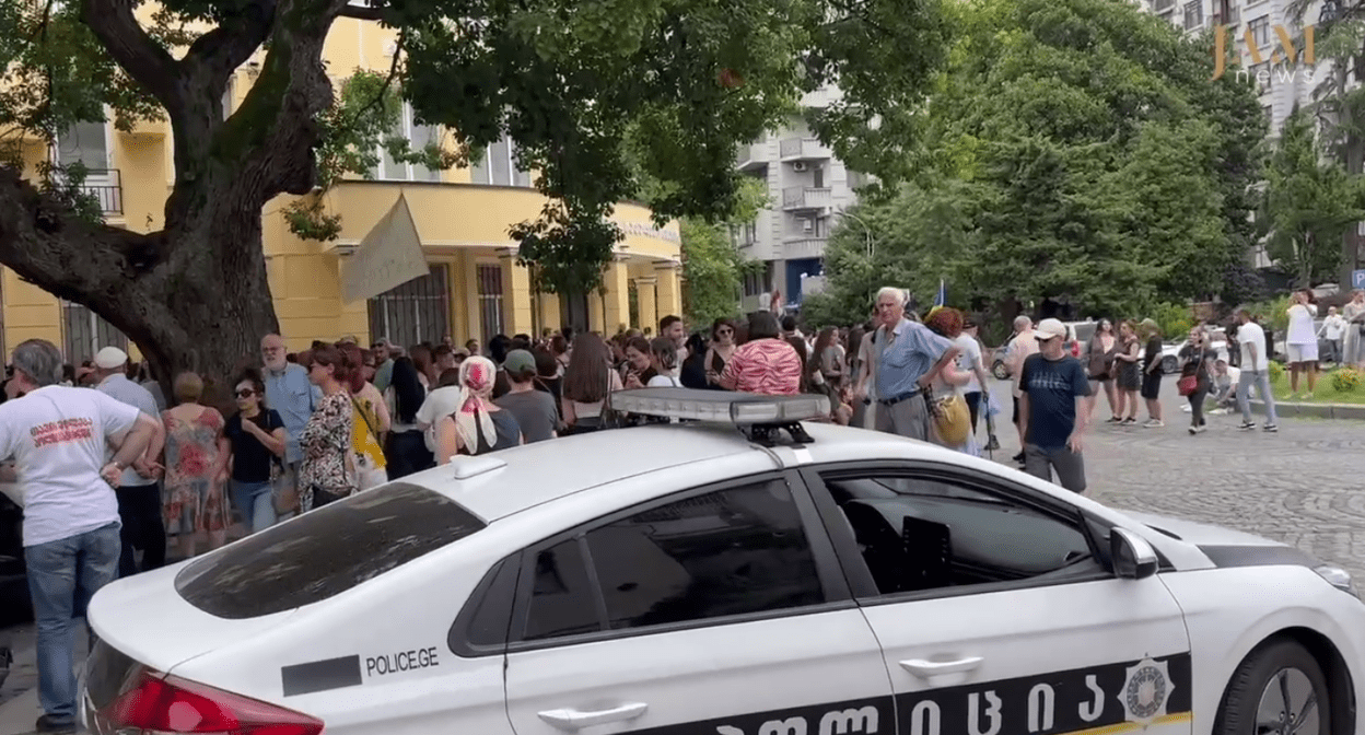 Activists at the courthouse in Batumi. Still from JAMnews video.
