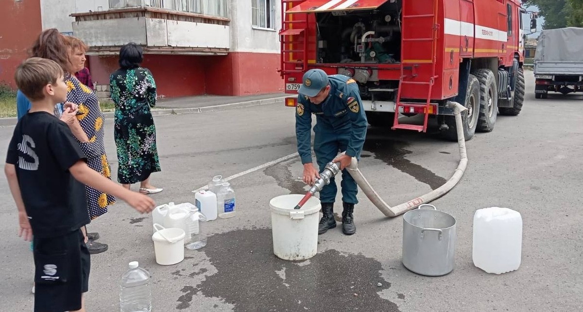 Distribution of water to residents of Tyrnyauz. Photo: Emergencies Ministry https://t.me/mchskbr/7955