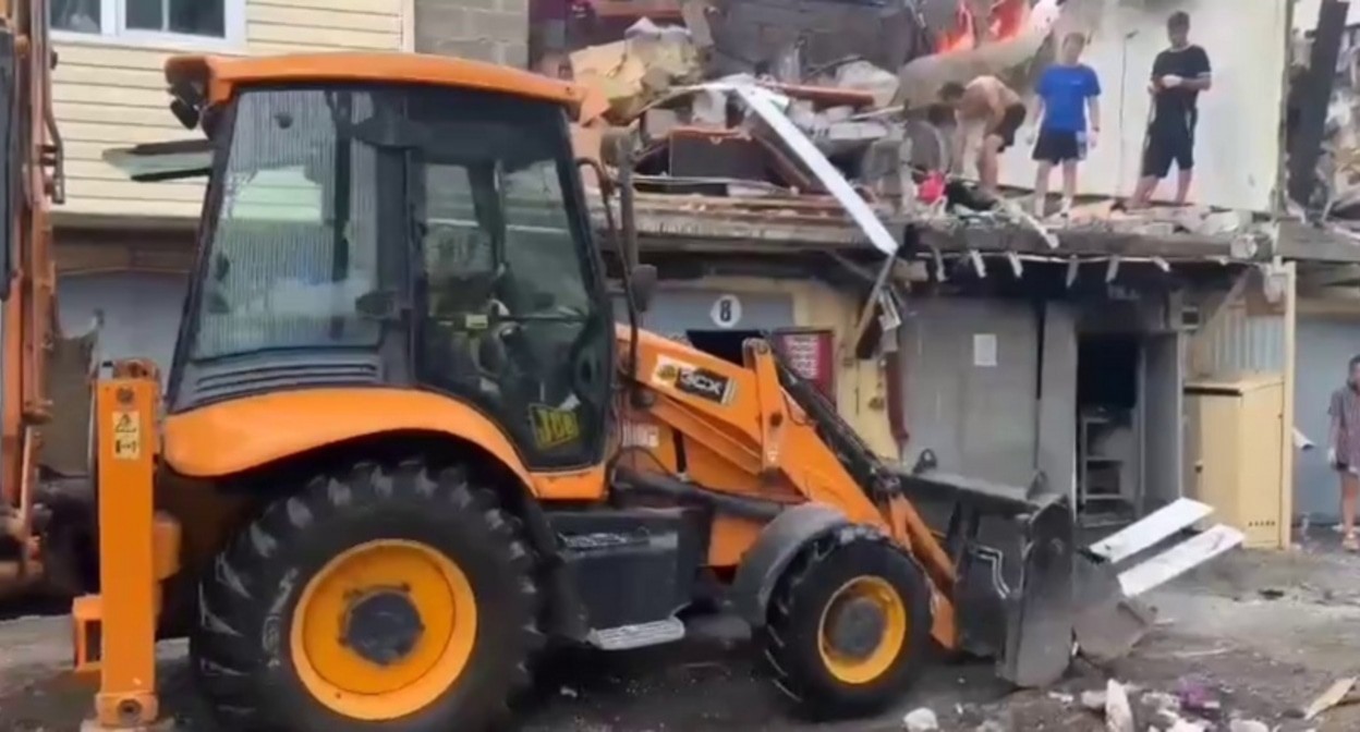 Residential garages on Aviatsionnaya Street after a drone attack. A video still from the Sochi mayor's Telegram channel https://t.me/agproshunin/2278