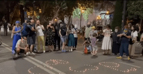 Protesters lit candles in memory of those killed in Shovi. Screenshot of the photo "Interpressnews" from 03.08.25, https://www.interpressnews.ge/ka/article/845401-parlamenttan-saprotesto-akcia-mimdinareobs-mokalakeebma-rustavelis-gamziri-gadaketes.