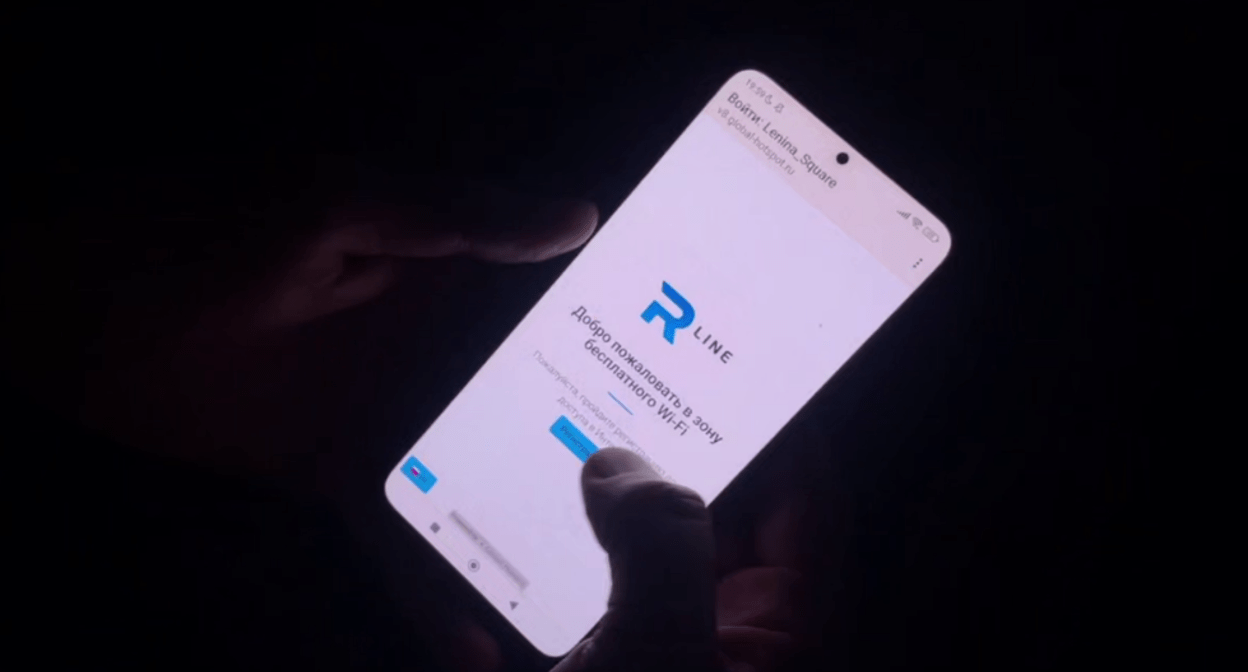 Connecting to a free Wi-Fi hotspot in Makhachkala. Still frame from the video of the Russian State Television and Radio Broadcasting Company "Dagestan" from 12.08.25, https://t.me/mir_cifri/5418