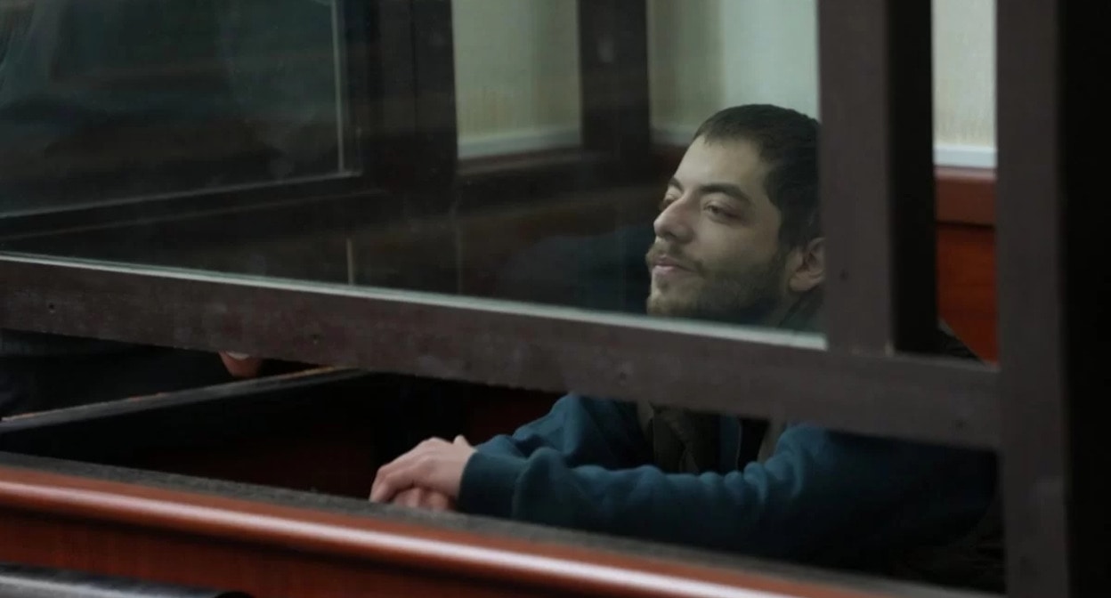 David Khomeriki in the courtroom. Photo: https://www.newsgeorgia.ge/sud-prigovoril-k-4-5-godam-muzykanta-zaderzhannogo-na-protestnoj-akcii-za-koktejli-molotova/
