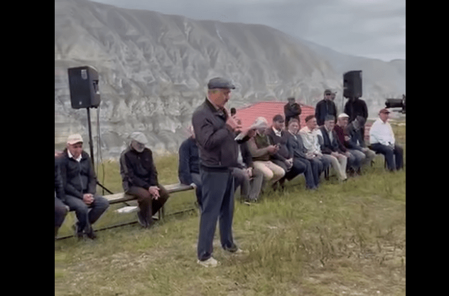 A resident of Stary Sivukh reads out an appeal. Still frame from the video from the Telegram channel "Novoe Delo" from 16.08.25, https://t.me/novoedelo/33773