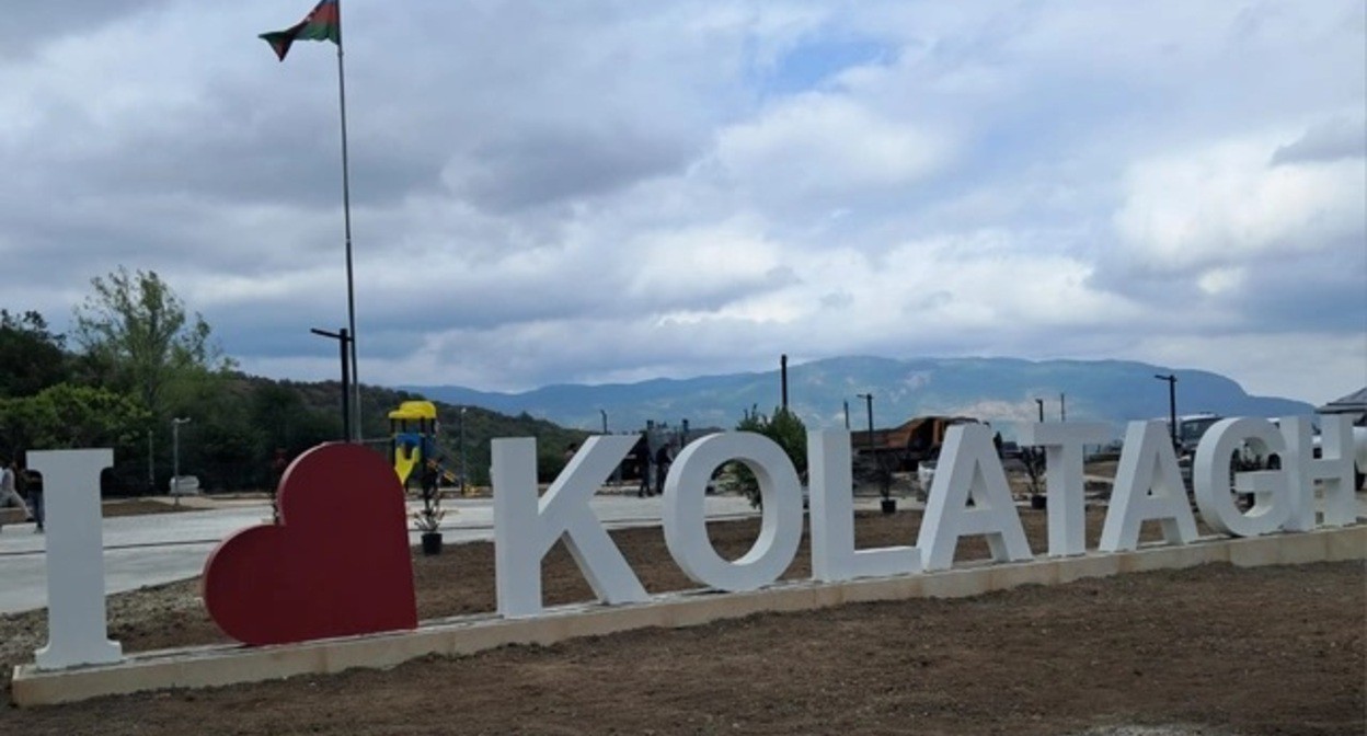 Installation in the village of Kolatag. Photo by Oxu.az. https://oxu.az/ru/obshestvo/v-selo-kolatag-agderinskogo-rajona-otpravilas-pervaya-gruppa-pereselencev