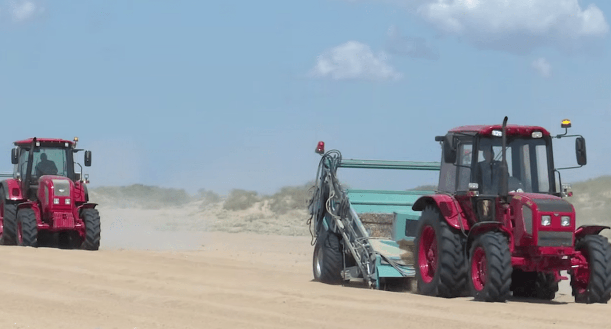 Equipment in operation on the beach. Still frame from the video of the Krasnodar Territory operational headquarters from 15.08.25, https://t.me/opershtab23/13976.