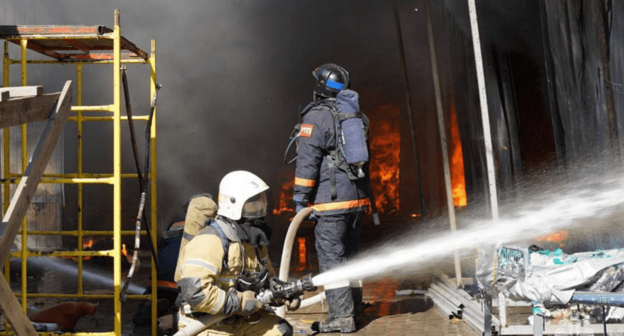 Firefighters extinguished a fire at a market in Volgograd. Screenshot of a photo from the Ministry of Emergency Situations of the Volgograd Region from 30.08.25, https://t.me/mchs_volgograd/5814