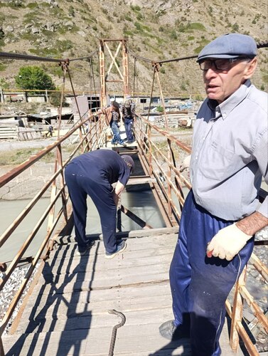 Pensioners are repairing a pedestrian bridge in Tyrnyauz. Photo from the Tyrnyauz administration telegram channel https://t.me/tyrnyauzadmin/2007