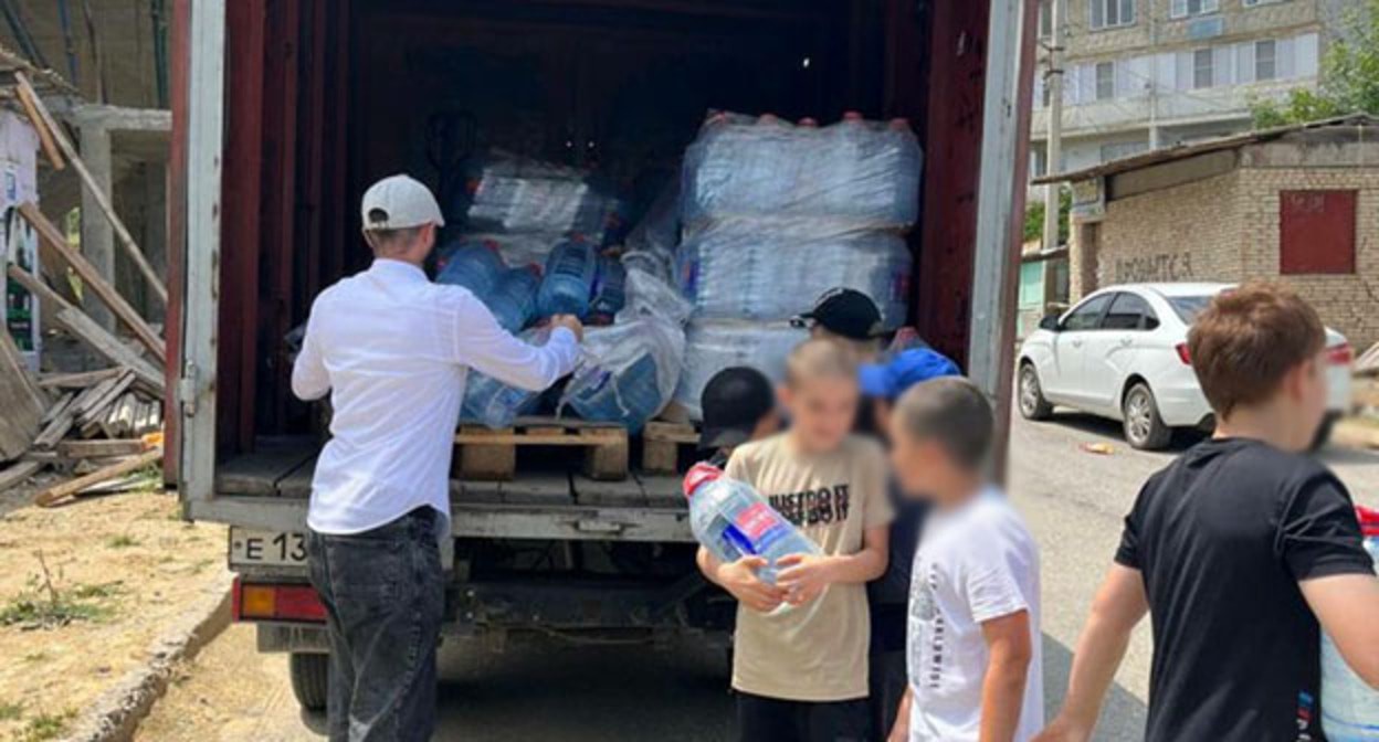 Water delivery in Buinaksk. Photo: https://vestiagula.ru/