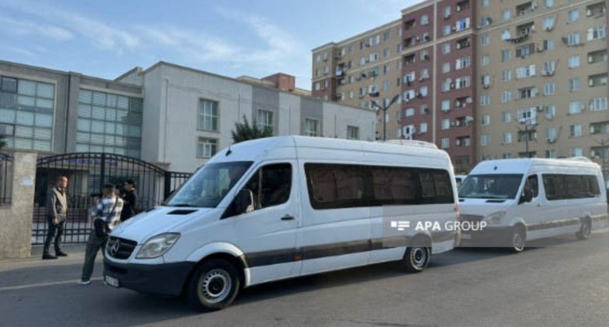 Buses for sending displaced persons. Photo: APA https://ru.apa.az/sotsium/v-poselok-gadrut-xodzavendskogo-raiona-i-selo-badara-xodzalinskogo-raiona-otpravlena-pervaya-gruppa-pereselencev-620988