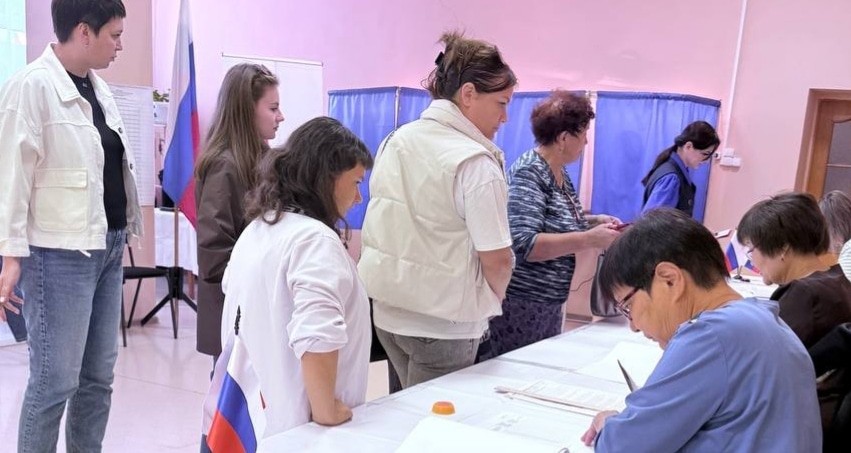 People at a polling station. Photo: Astrakhan Region Electoral Commission https://t.me/Izbirkom30/6633