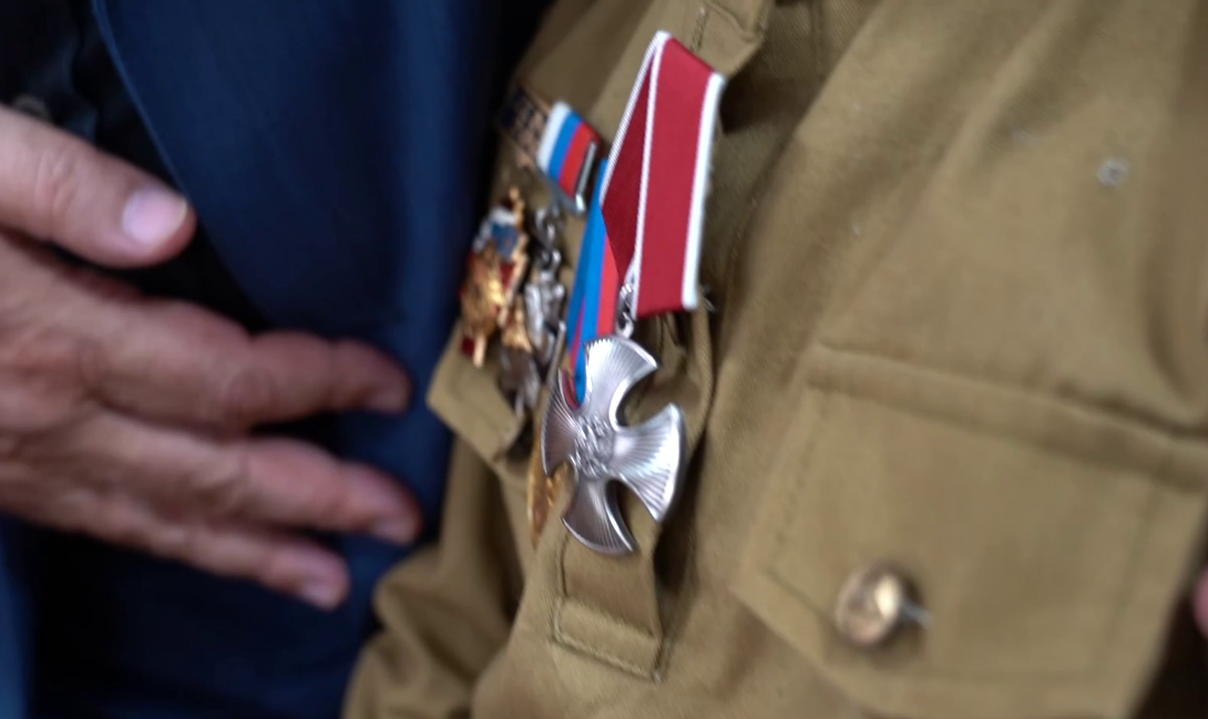 The Order of Courage of the father killed in the SVO was awarded to his daughter. Still frame of the video from the Telegram channel of the Khasavyurt administration from 06.09.25, https://t.me/gohasavyurt/19101.