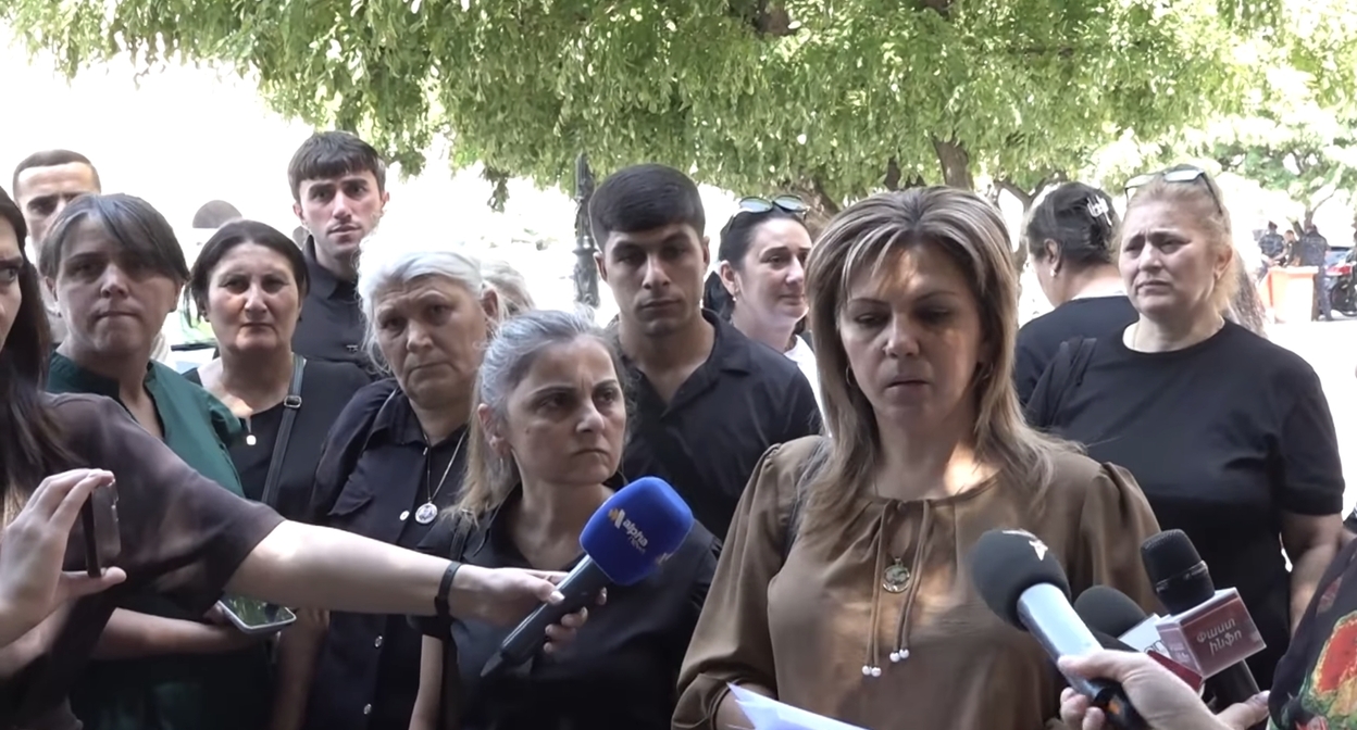 Relatives of the deceased Karabakh residents at a rally outside the Armenian government building. Still from AlphaNews / YouTube