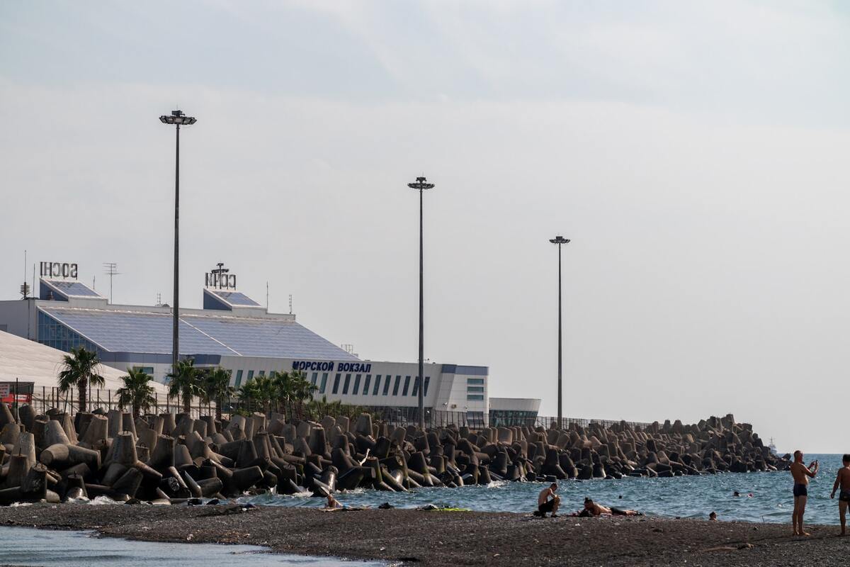 Vacationers by the sea in Sochi. Photo: Alex 0101 / unsplash.com