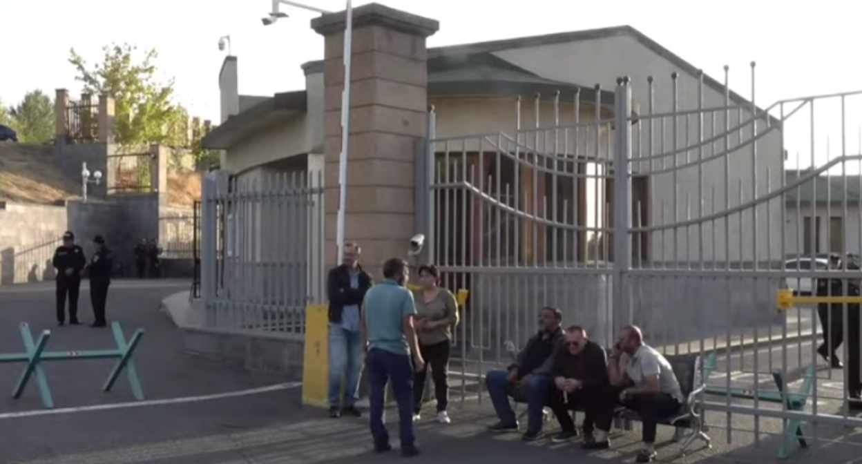 A protest outside the Armenian Ministry of Defense. Still from News.Am video from September 27, 2025, https://news.am/rus/news/906785.html.