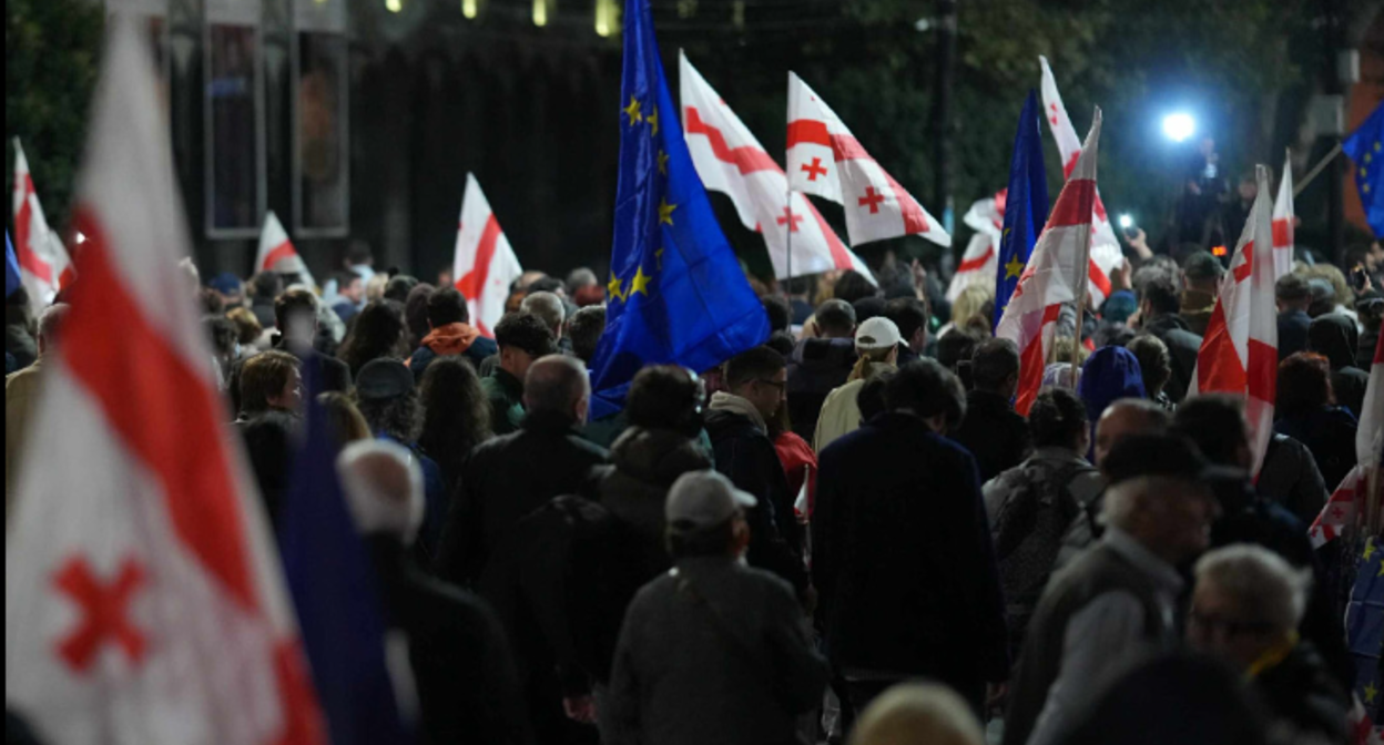 Protesters outside the Georgian Parliament. Screenshot from Publika photo from September 27, 2025, https://www.facebook.com/photo/?fbid=1561588751907336&set=a.715406393192247 (Meta, the company that owns the social network, is banned in Russia).