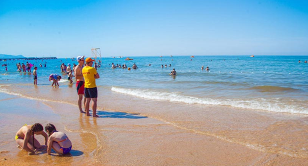 Children on the beach at the Chernomorets children's camp in Vityazevo. Screenshot from the camp's website: https://ok-chernomorec.ru/#lg=1&slide=10.