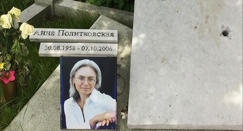 A portrait of Anna Politkovskaya on her grave. Screenshot from a video by Andrei Flor https://www.youtube.com/watch?v=Z83XAV7kE5k