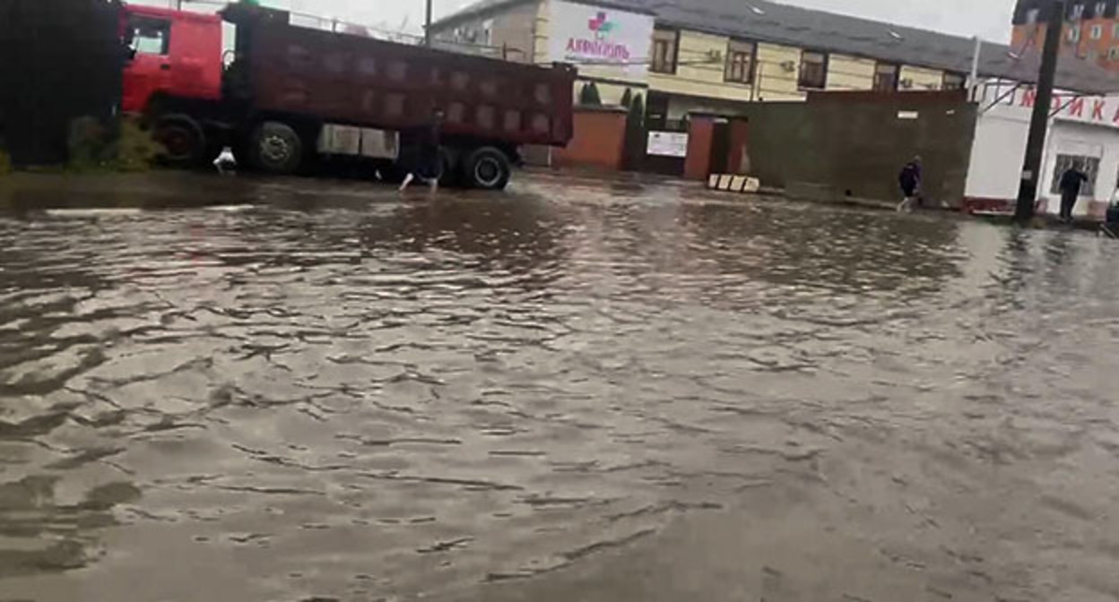 Flooded streets in Makhachkala. September 2025. Video screenshot: https://ria.ru/20250917/ulitsy-2042409177.html

