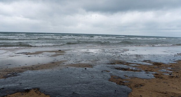 Fuel oil on the coast. Photo by Polina Bezverkhnaya, Yuga.ru