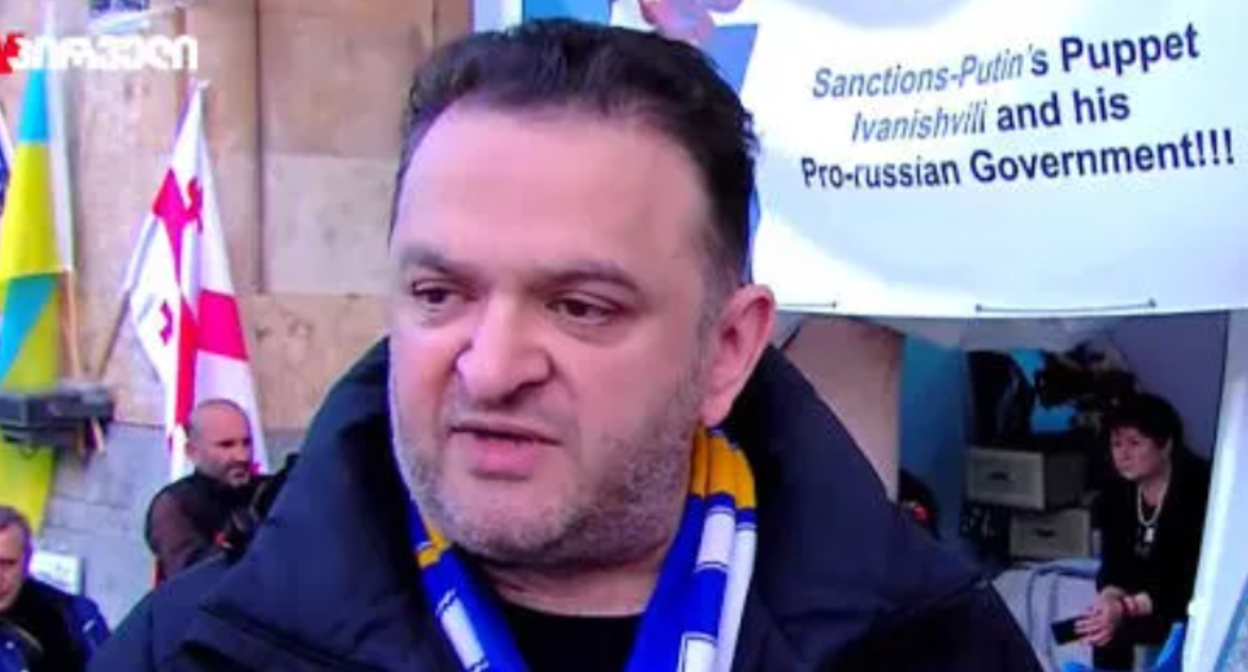 Gedevan Popkhadze outside the Georgian Parliament building. Screenshot from InterPressNews photo from October 28, 2025, https://www.interpressnews.ge/ru/article/171490-gedevan-popkhadze-i-aktivisty-nachinaiut-golodovku-u-zdaniia-parlamenta