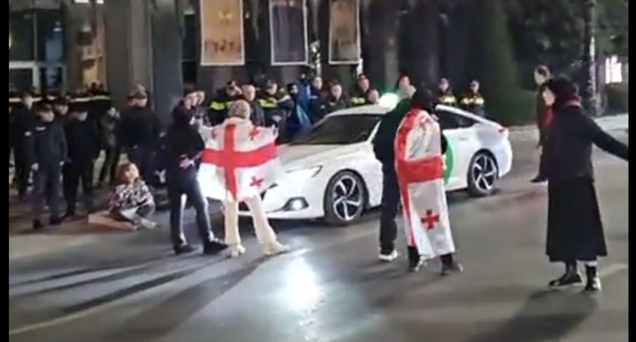 Protesters on the roadway of Rustaveli Avenue, November 4, 2025. Still from Publika video.