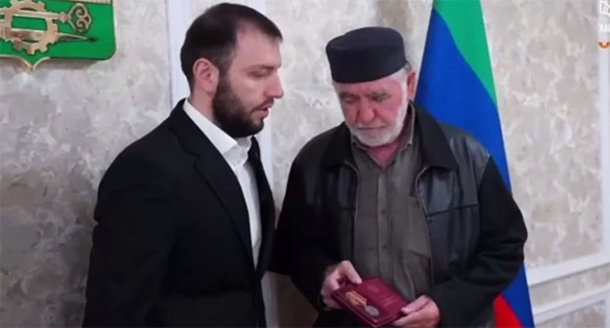 Presentation of an award to the relatives of Magomed Sultanmuradov, killed in a military operation in Ukraine. November 6, 2025. Screenshot of a video by the Khasavyurt administration.