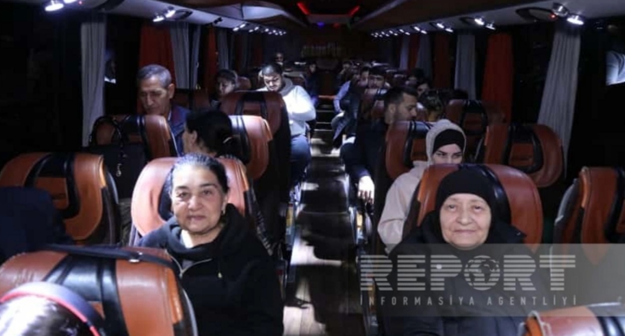 Displaced persons on a bus. Photo: Report https://report.az/daxili-siyaset/isgaldan-azad-edilen-erazilere-daha-80-aile-kocurulub