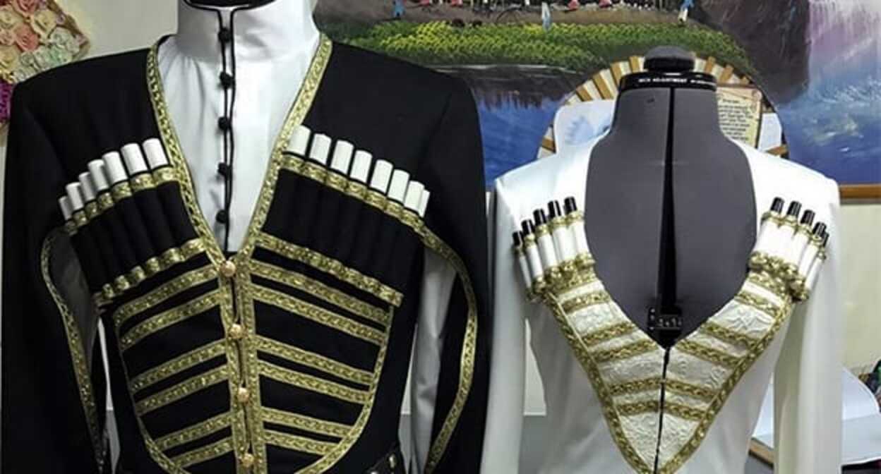 Suits with gashers. Photo: hylandaclock.com/plate-s-gazyryami