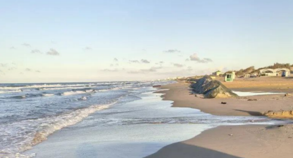 The shore near the mouth of the Mozhepsin River. Screenshot from a photo by the Krasnodar Krai Operational Headquarters from October 29, 2025, https://t.me/opershtab23/14351