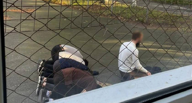 Students perform public prayer on November 26, 2025. Photo: https://t.me/mnogonazi/28109