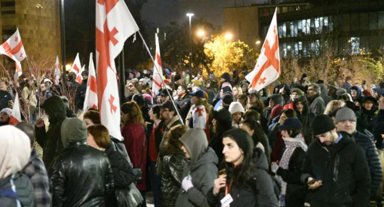 Protesters. Screenshot from Interpressnews photo from December 4, 2025, https://www.interpressnews.ge/ka/article/856509-rustavelis-gamzirze-shekrebili-momitingeebi-msvlelobas-martaven
