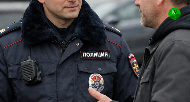 A police officer interacts with a man. Illustration by the "Caucasian Knot" AI program Copilot. A police officer interacts with a man. Illustration by the "Caucasian Knot" AI program Copilot.